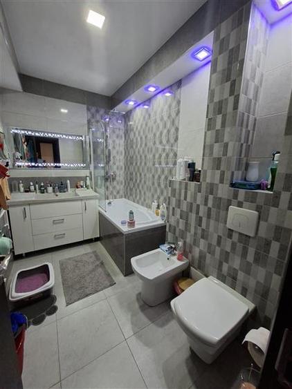 Apartament cu 3 camere nedecomandat, mobilat în Tractorul