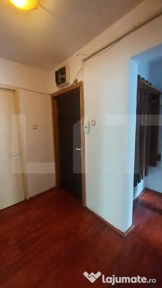 Apartament cu 3 camere semidecomandat în Simeria