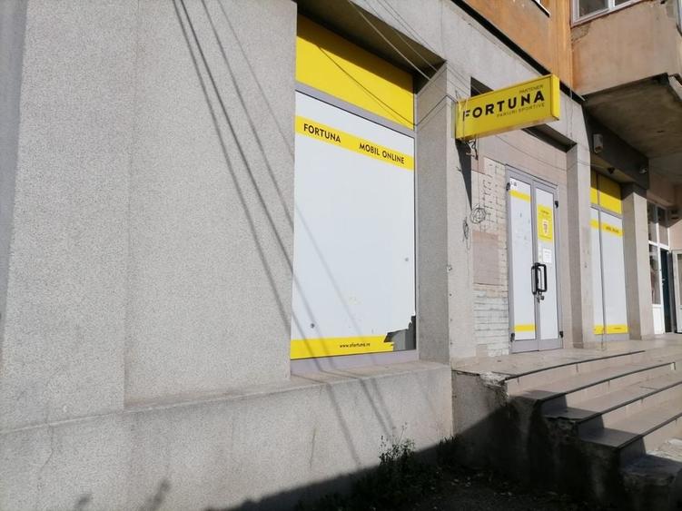 Spațiu comercial, de 152 mp, în Petros