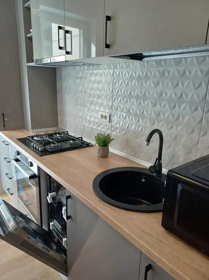 Apartament cu 2 camere decomandat, mobilat în Regie