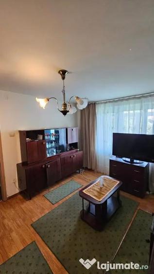 Apartament cu 3 camere semidecomandat în Cina