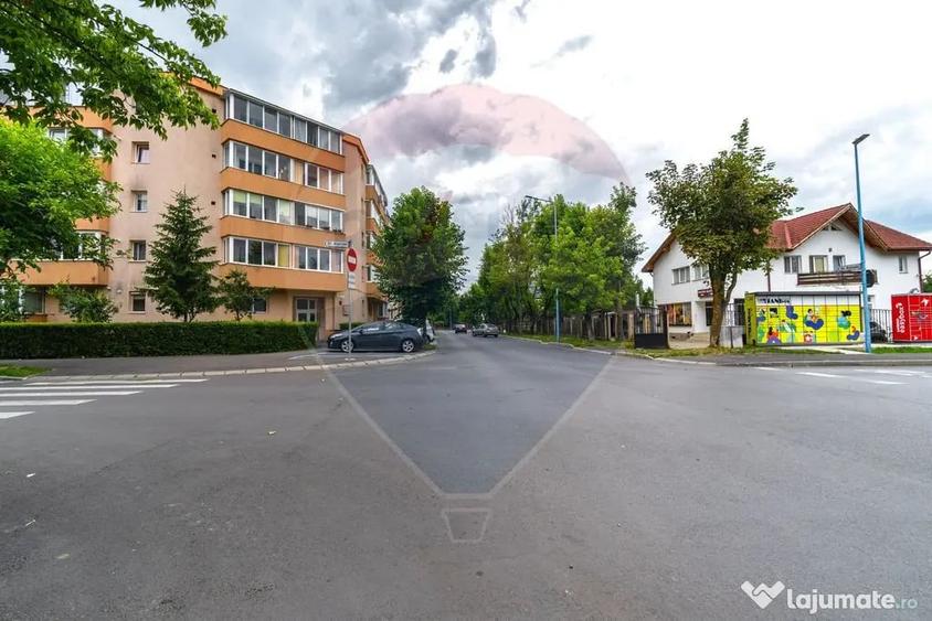 Apartament cu 3 camere decomandat în Tractorul