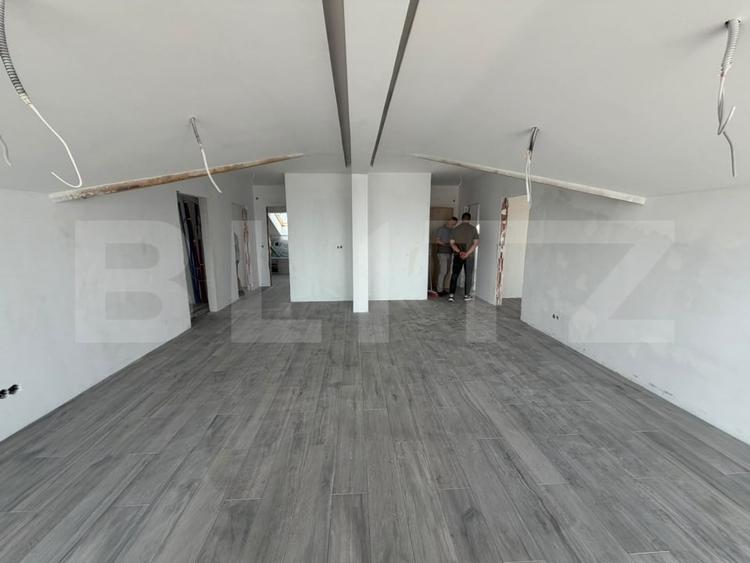 Apartament cu 4 camere decomandat în Cristian