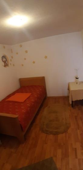 Apartament cu 3 camere semidecomandat în Baba Novac