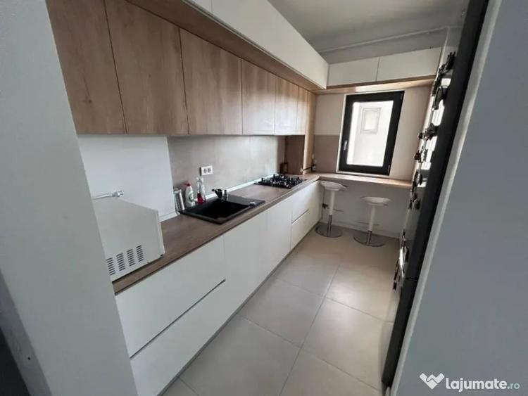 Apartament cu 3 camere semidecomandat în Calea Severinului