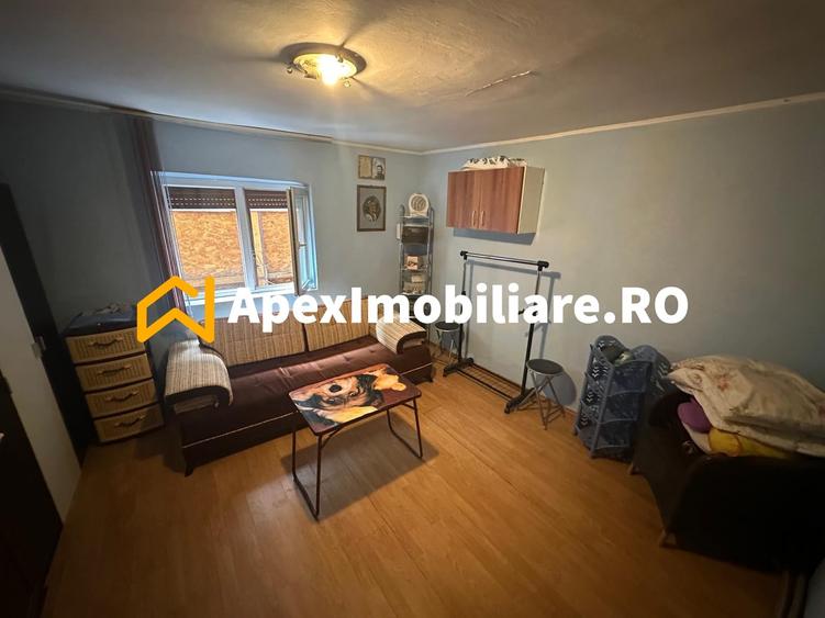 Casă individuală cu 15 camere cu Canalizare în Apărătorii Patriei