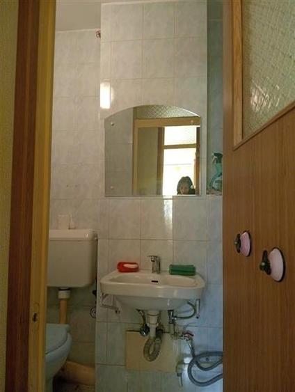 Apartament cu 4 camere semidecomandat în Rahova