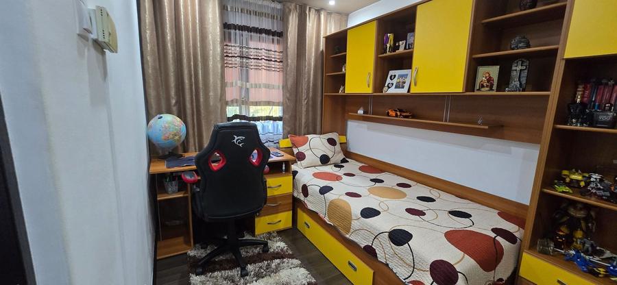 Apartament cu 3 camere nedecomandat, mobilat în Micro 9