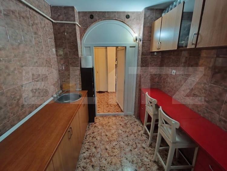 Apartament cu 3 camere decomandat, mobilat în Micro 12