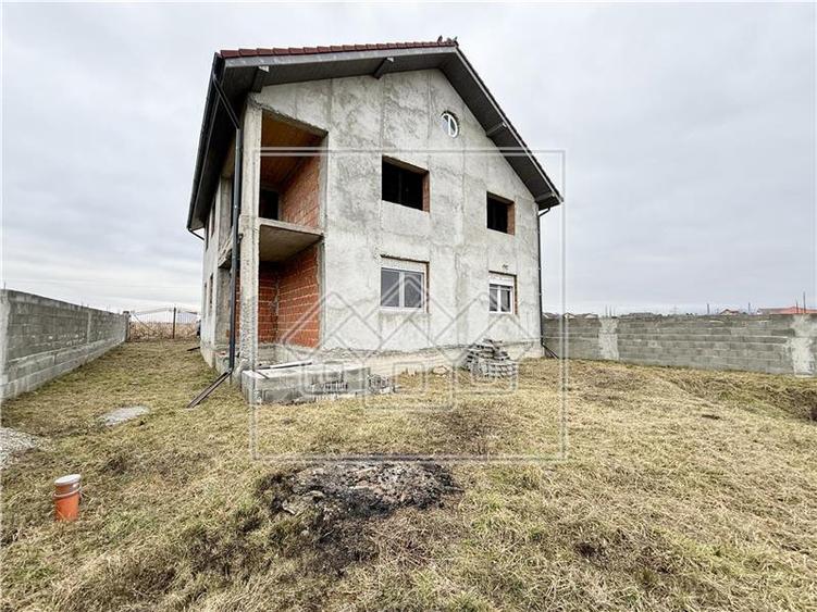 Casă individuală cu 6 camere cu Canalizare în Avrig