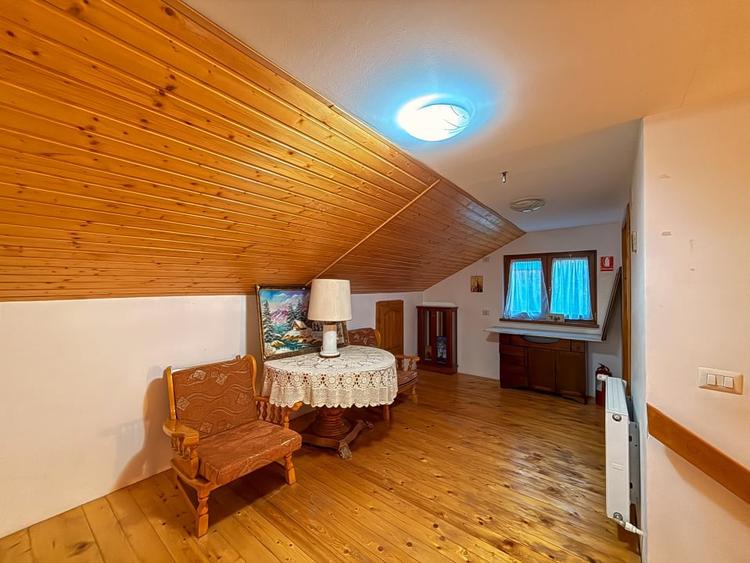 Casă individuală cu 8 camere cu Teren 1318 Mp în Central