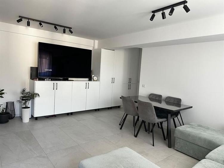 Apartament cu 2 camere, mobilat în Est