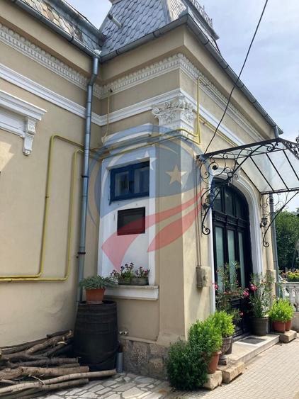 Casă individuală cu 8 camere cu Canalizare în Central