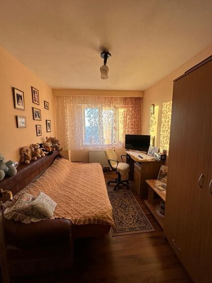 Apartament cu 4 camere decomandat în Central