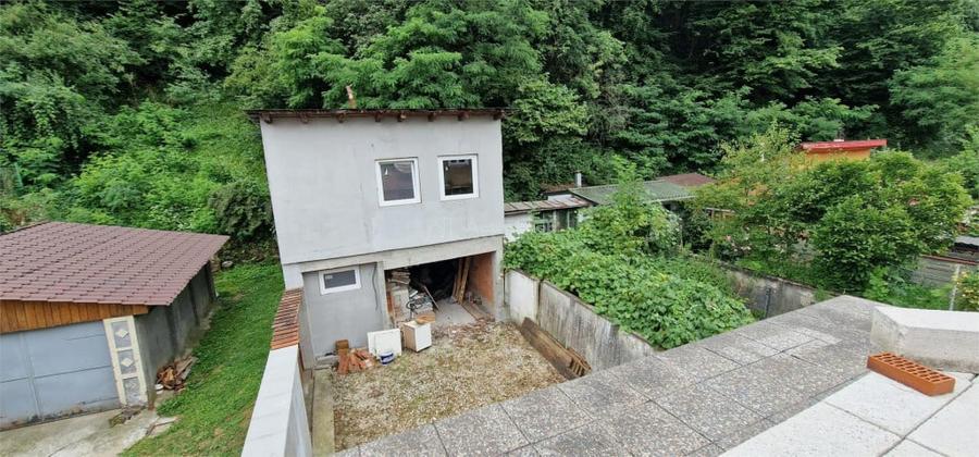 Casă cu 5 camere cu Teren 155 Mp în Muncitoresc