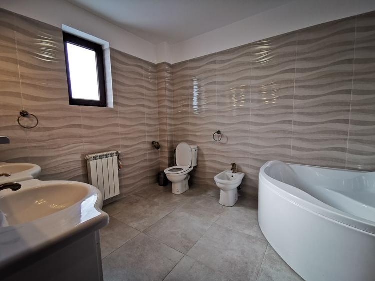 Casă individuală cu 6 camere cu Canalizare în Pipera