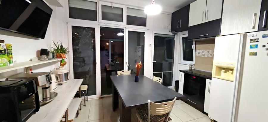 Apartament cu 4 camere decomandat, mobilat în Central