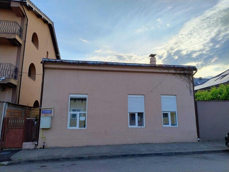 Casă cu 4 camere decomandat în Exterior Vest