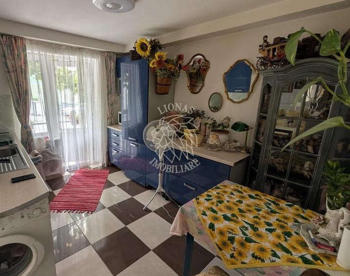 Apartament cu 3 camere semidecomandat în Vest