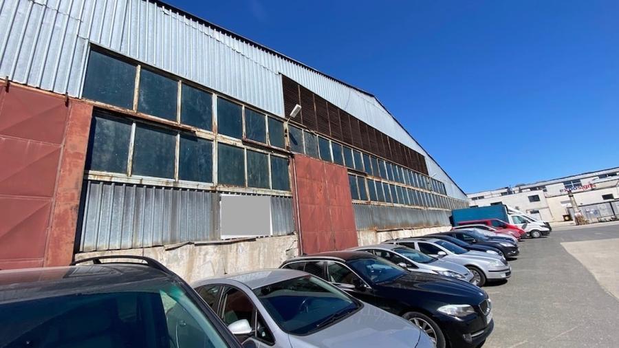 Spațiu industrial, de 4,076 mp, în Central