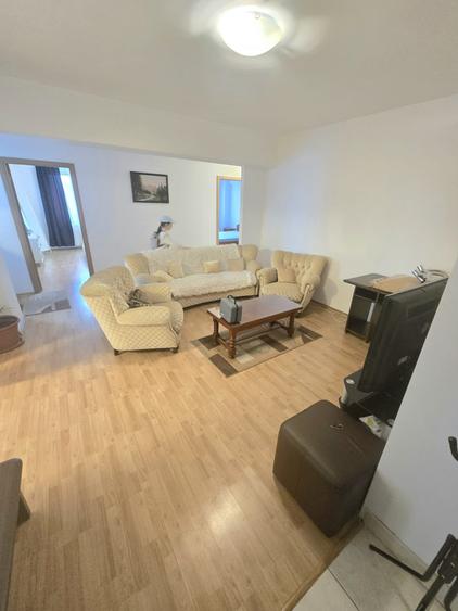 Apartament cu 3 camere semidecomandat în Central