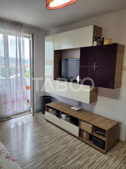 Apartament cu 3 camere semidecomandat, mobilat în Trei Stejari