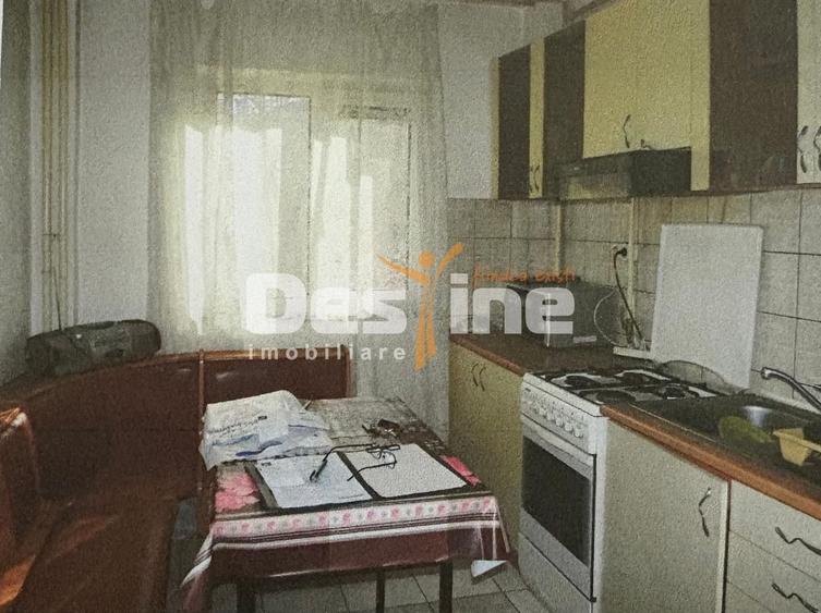 Apartament cu 3 camere decomandat în Calea București