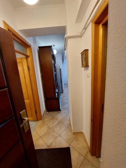 Apartament cu 3 camere decomandat, mobilat în Prundu