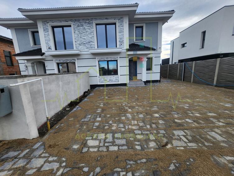 Duplex cu 5 camere cu Canalizare în Săcălaz