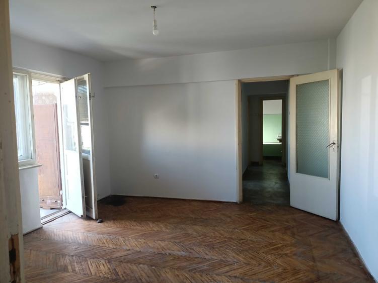 Apartament cu 4 camere decomandat în Micro 16