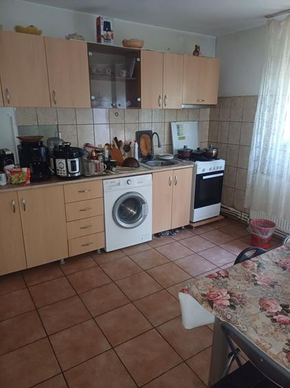 Casă cu 4 camere în Romanești