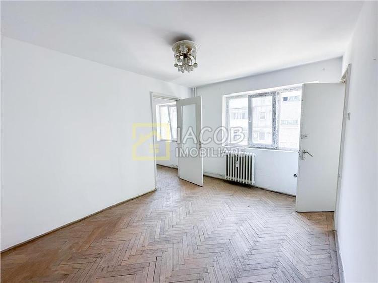 Apartament cu 3 camere nedecomandat în 9 Mai