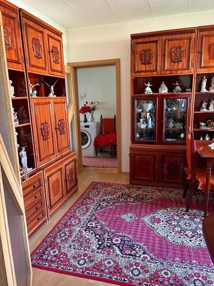 Apartament cu 3 camere semidecomandat în Exterior Vest