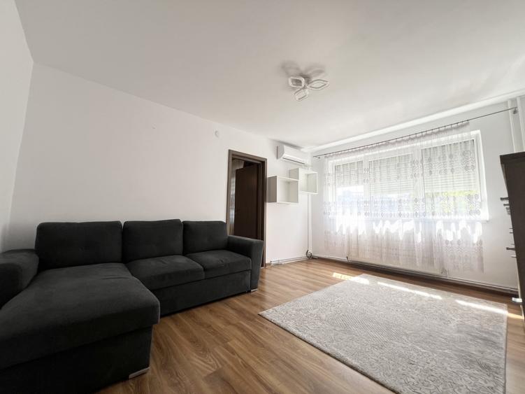 Apartament cu 3 camere semidecomandat, mobilat în Dâmbovița