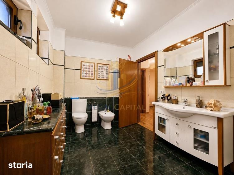 Casă cu 6 camere cu Teren 374 Mp în Sisești