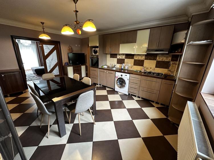 Apartament cu 3 camere decomandat în Virtuții