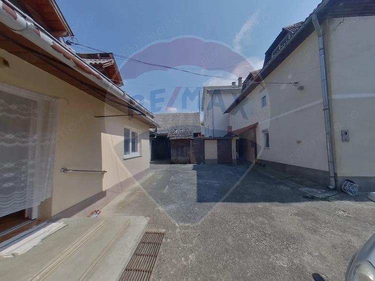 Casă cu 8 camere cu Teren 2694 Mp în Rona de Sus