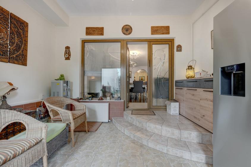 Casă individuală cu 8 camere cu Canalizare în Banu Manta