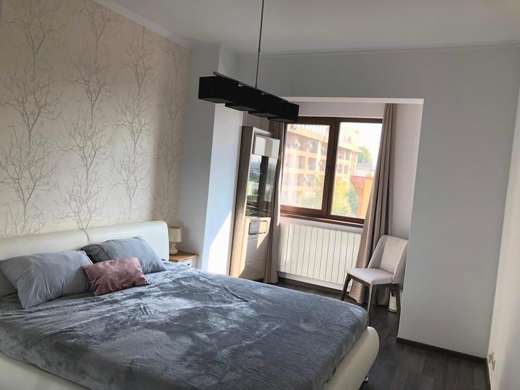 Apartament cu 3 camere semidecomandat, mobilat în Băneasa