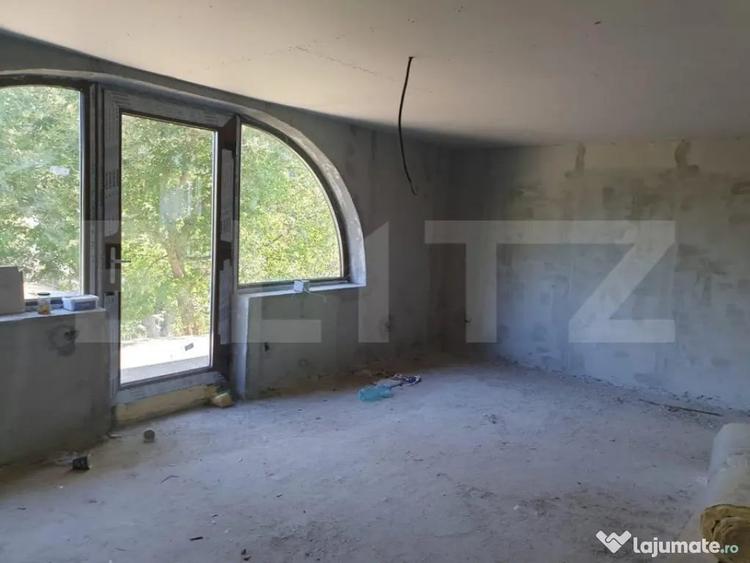 Casă cu 7 camere cu Teren 1000 Mp în Central