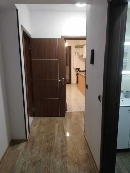 Apartament cu 3 camere decomandat în Tractorul