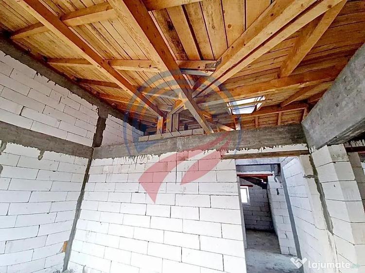 Casă cu 7 camere cu Teren 500 Mp în Central