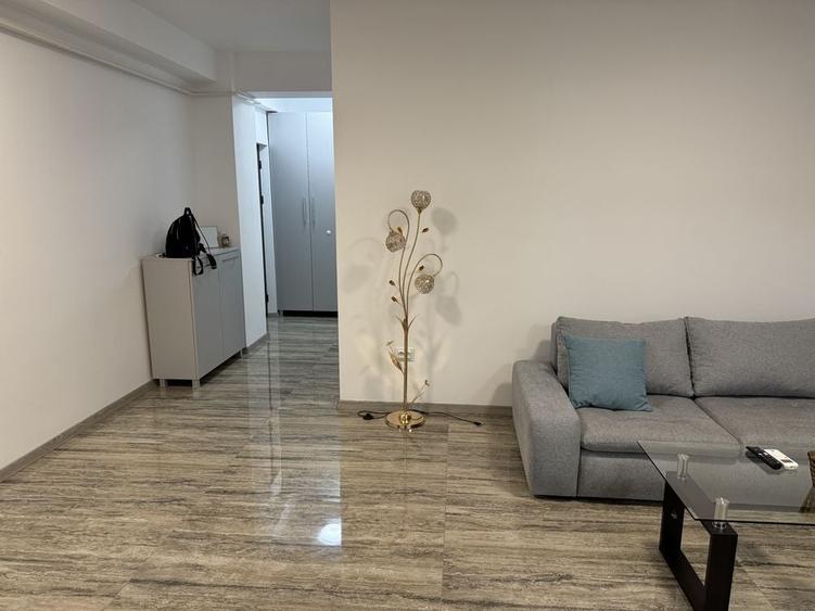 Apartament cu 2 camere semidecomandat în Rovine