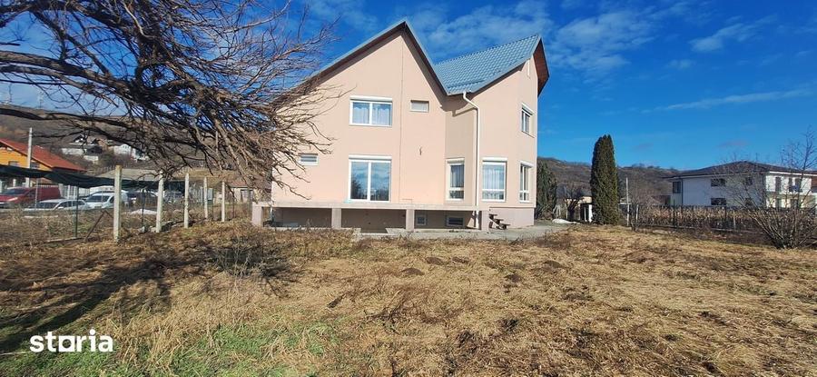 Casă cu 5 camere cu Teren 3100 Mp în Sud