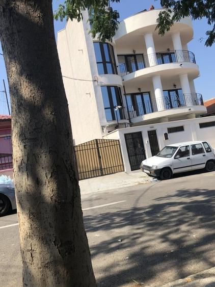 Casă individuală cu 9 camere cu Teren 220 Mp în Tomis II