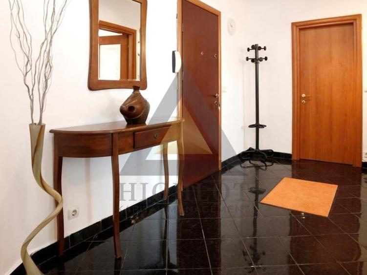 Apartament cu 3 camere decomandat, mobilat în P-ța Victoriei