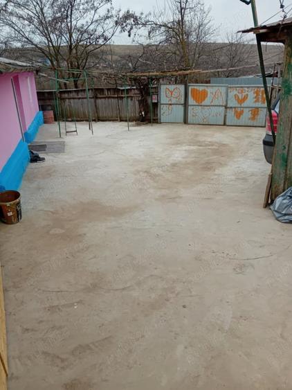 Casă cu 5 camere în Stoișești