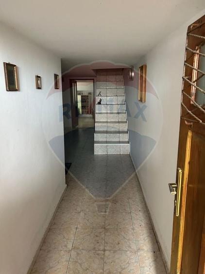 Casă individuală cu 10 camere cu Teren 154 Mp în Central