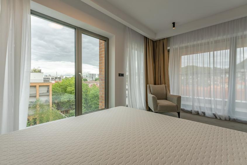 Apartament cu 4 camere decomandat, mobilat în Central
