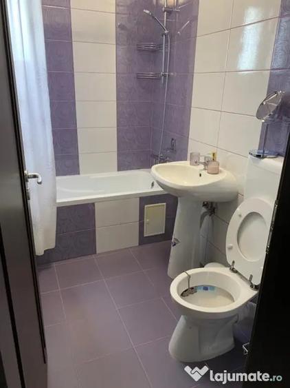 Apartament cu 3 camere decomandat în Aeroport